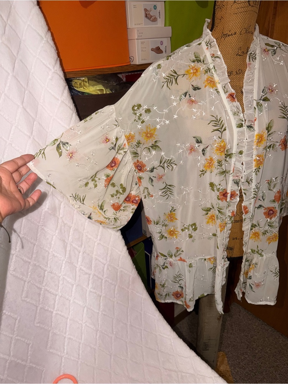 Doe & Rae White Floral Ruffle Button-Front Blouse - Picture 4 of 12